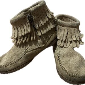 Minnetonka Kids Fringe Moccasins - Tan